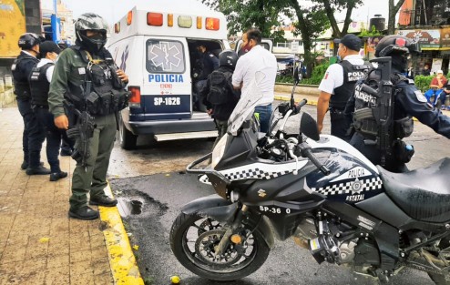 Comerciantes de la zona de Xallitic, así como peatones, lograron impedir que un joven con intenciones suicidas se lanzara del puente, presuntamente por problemas familiares. 