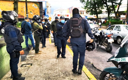 Personal de la SSP y paramédicos acudieron al lugar para dar atención al joven. 