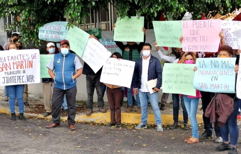  Pobladores de la comunidad de San Martín, del municipio de Jilotepec, se manifestaron en el exterior de la SIOP para exigir la reparación de la carretera San Martín-Espinal. 