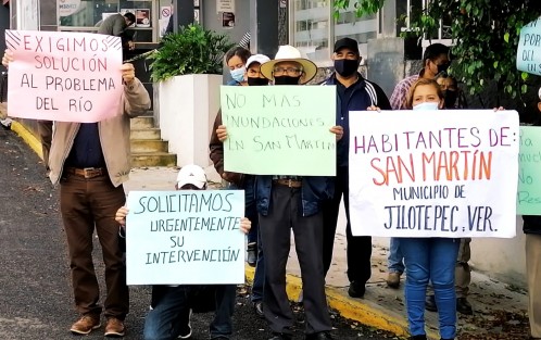  Pobladores de la comunidad de San Martín, del municipio de Jilotepec, se manifestaron en el exterior de la SIOP para exigir la reparación de la carretera San Martín-Espinal. 