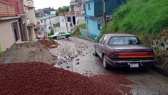 Vecinos de las colonias Niños Héroes, Rafael Hernández, Veracruz , Jaramillo entre otras se están viendo seriamente afectados por una obra de CMAS que lleva más de una semana y que no se le ve avance, entre los trabajadores y algunos vecinos de la calle prolongación Villahermosa cerraron completamente la circulación de la calle por lo que tienen que dar vuelta por caminos alternos.