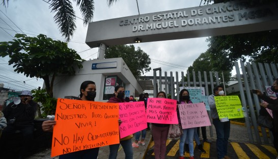 Al grito de ¡Queremos quimios, No golpe de estado!, familiares de niños internados en el CECAN se manifestaron en las instalaciones del hospital y posteriormente marcharon hasta el centro de Xalapa, en protesta por la falta de medicamentos oncológicos. Exigieron a las autoridades de Salud pronta respuesta.