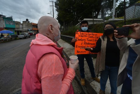 Al grito de ¡Queremos quimios, No golpe de estado!, familiares de niños internados en el CECAN se manifestaron en las instalaciones del hospital y posteriormente marcharon hasta el centro de Xalapa, en protesta por la falta de medicamentos oncológicos. Exigieron a las autoridades de Salud pronta respuesta.