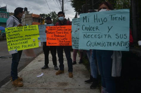 Al grito de ¡Queremos quimios, No golpe de estado!, familiares de niños internados en el CECAN se manifestaron en las instalaciones del hospital y posteriormente marcharon hasta el centro de Xalapa, en protesta por la falta de medicamentos oncológicos. Exigieron a las autoridades de Salud pronta respuesta.