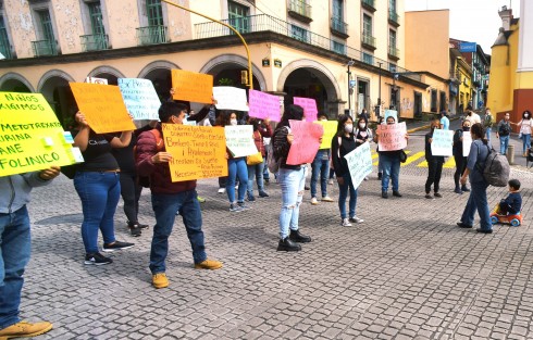Al grito de ¡Queremos quimios, No golpe de estado!, familiares de niños internados en el CECAN se manifestaron en las instalaciones del hospital y posteriormente marcharon hasta el centro de Xalapa, en protesta por la falta de medicamentos oncológicos. Exigieron a las autoridades de Salud pronta respuesta.