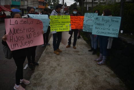 Al grito de ¡Queremos quimios, No golpe de estado!, familiares de niños internados en el CECAN se manifestaron en las instalaciones del hospital y posteriormente marcharon hasta el centro de Xalapa, en protesta por la falta de medicamentos oncológicos. Exigieron a las autoridades de Salud pronta respuesta.