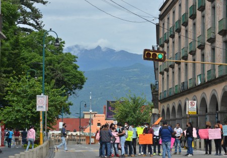 Al grito de ¡Queremos quimios, No golpe de estado!, familiares de niños internados en el CECAN se manifestaron en las instalaciones del hospital y posteriormente marcharon hasta el centro de Xalapa, en protesta por la falta de medicamentos oncológicos. Exigieron a las autoridades de Salud pronta respuesta.