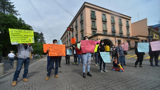 Al grito de ¡Queremos quimios, No golpe de estado!, familiares de niños internados en el CECAN se manifestaron en las instalaciones del hospital y posteriormente marcharon hasta el centro de Xalapa, en protesta por la falta de medicamentos oncológicos. Exigieron a las autoridades de Salud pronta respuesta.