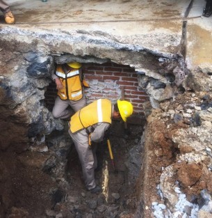 Esta obra es impulsada para solucionar un problema de salud, la cual consta de 41.81 metros de tubería de 8 pulgadas y 6 metros de 6 pulgadas con excavaciones mayores a 2.50 metros. Esta Comisión se coordinó con la Dirección de Tránsito y Seguridad Vial del Estado de Veracruz para trazar rutas alternas para los transeúntes y conductores que utilizan esa vialidad.