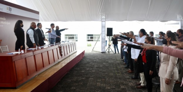 Tras su aprobación en la Sexta Sesión Ordinaria del Consejo Estatal de Seguridad Pública (CESP), el gobernador Cuitláhuac García Jiménez tomó protesta a la Conferencia Estatal de Seguridad Pública Municipal, conformada por 36 alcaldes de 18 regiones, a fin de consolidar la cooperación de todos los órdenes de gobierno en la materia.