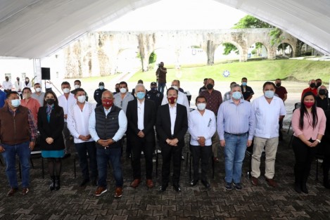 Tras su aprobación en la Sexta Sesión Ordinaria del Consejo Estatal de Seguridad Pública (CESP), el gobernador Cuitláhuac García Jiménez tomó protesta a la Conferencia Estatal de Seguridad Pública Municipal, conformada por 36 alcaldes de 18 regiones, a fin de consolidar la cooperación de todos los órdenes de gobierno en la materia.