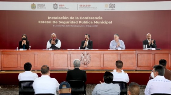 En la instalación estuvieron presentes los titulares de la Fiscalía General del Estado (FGE), Verónica Hernández Giadáns, y de las secretarías de Gobierno (SEGOB), Eric Patrocinio Cisneros Burgos, y de Seguridad Pública (SSP), Hugo Gutiérrez Maldonado.