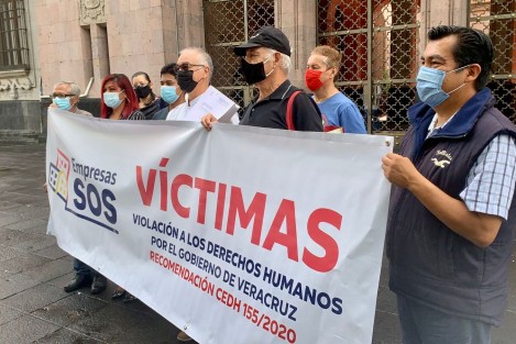 Integrantes de la asociación Empresas SOS, que por años han reclamado pago de adeudos del Gobierno del Estado desde la administración de Javier Duarte, volvieron a plantarse a un lado de Palacio de Gobierno para exigir sus pagos. 