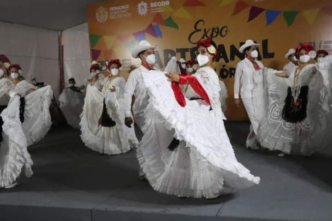 El día de hoy el alcalde de Teocelo, Mario Antonio Chama Díaz, estuvo presente en el ensayo del Ballet Folklórico de Casa de Cultura de Teocelo, en la Expo Artesanal y Folklórica, organizada por la Coordinación de Promoción de los  Valores Cívicos y Culturales  de la Secretaría de Gobierno del Estado.  