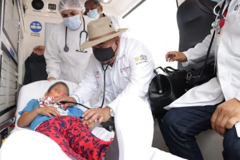 Luego de permanecer una semana internado por envenenamiento, el niño Jacobo, regresó a su casa en la comunidad de San Antonio, municipio de Soteapan. El traslado se realizó en una aeronave del Gobierno del Estado,  acompañado por su mamá y el Secretario de Salud, Roberto Ramos Alor.  