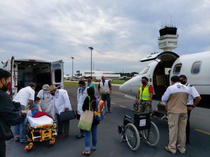 Luego de permanecer una semana internado por envenenamiento, el niño Jacobo, regresó a su casa en la comunidad de San Antonio, municipio de Soteapan. El traslado se realizó en una aeronave del Gobierno del Estado,  acompañado por su mamá y el Secretario de Salud, Roberto Ramos Alor.  