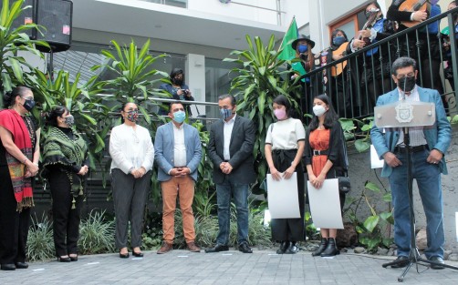 En la Galería Ramón Alva  de la Canal de la Universidad Veracruzana fue inaugurada la Exposición Anual de Estudiantes de la Facultad de Artes Plásticas, donde exhiben más de 40 estudiantes de esta casa de estudios.