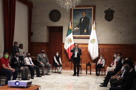 Este día, el gobernador Cuitláhuac García Jiménez se reunió con los nueve estudiantes que representaron a Veracruz en la Olimpiada Mexicana de Matemáticas para Educación Básica (OMMEB-2021), que tuvo lugar del 17 al 21 de junio de manera virtual.