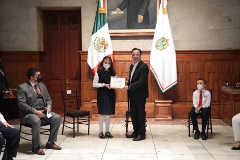 Este día, el gobernador Cuitláhuac García Jiménez se reunió con los nueve estudiantes que representaron a Veracruz en la Olimpiada Mexicana de Matemáticas para Educación Básica (OMMEB-2021), que tuvo lugar del 17 al 21 de junio de manera virtual.