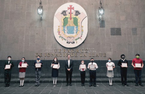 Este día, el gobernador Cuitláhuac García Jiménez se reunió con los nueve estudiantes que representaron a Veracruz en la Olimpiada Mexicana de Matemáticas para Educación Básica (OMMEB-2021), que tuvo lugar del 17 al 21 de junio de manera virtual.
