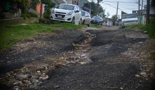 Vecinos del andador Uno de colonia Lomas de San Roque se quejan del pésimo estado en el que se encuentra su calle y es que hace como dos meses trabajadores del ayuntamiento de Xalapa se les ocurrió la grandiosa idea de aventar el sobrante  de asfalto  lo que provocó unas enormes zanjas.