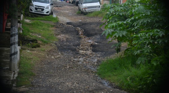 Vecinos del andador Uno de colonia Lomas de San Roque se quejan del pésimo estado en el que se encuentra su calle y es que hace como dos meses trabajadores del ayuntamiento de Xalapa se les ocurrió la grandiosa idea de aventar el sobrante  de asfalto  lo que provocó unas enormes zanjas.