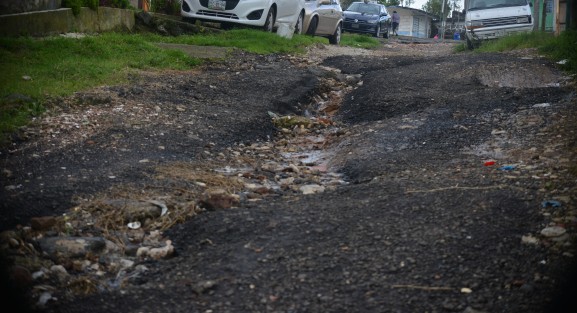 Comentan que han acudido con las autoridades municipales para que les resuelva este problema que con la temporada de lluvia se agravó más por lo que tienen que dejar sus vehículos en la entrada lo que ha provocado robos, sin que hasta el momento les hayan resuelto nada.