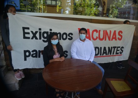 Los jóvenes antorchistas integrantes de la Federación Nacional de Estudiantes Revolucionarios Rafael Ramírez exigieron vacunas para la comunidad estudiantil mayores de 12 años para inmunizarse contra el coronavirus y garantizar así un regreso seguro a clases presenciales.