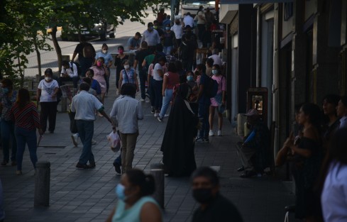 Arranca la semana en la capital del estado con semáforo epidemiológico rojo luego de que subieran los contagios de Covid 19, por lo que algunos lugares públicos volverán a cerrar sus puertas. Autoridades insisten en el llamado a reforzar medidas de prevención. 