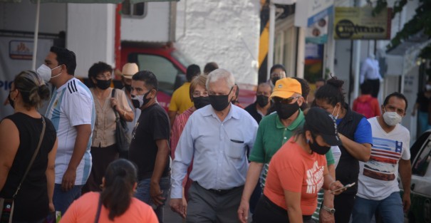 Arranca la semana en la capital del estado con semáforo epidemiológico rojo luego de que subieran los contagios de Covid 19, por lo que algunos lugares públicos volverán a cerrar sus puertas. Autoridades insisten en el llamado a reforzar medidas de prevención. 