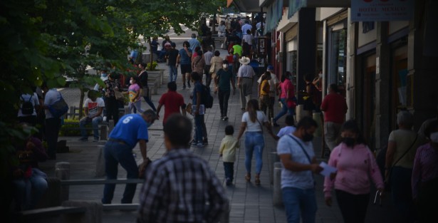 Xalapeños haciendo olas en el centro histórico. 