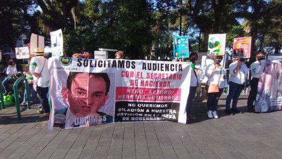 Jubilados del IMSS se manifestaron en el parque Juárez; las y los inconformes urgen el pago de sus ahorros de la subcuenta de cesantía y vejez administrados por las Afores. 