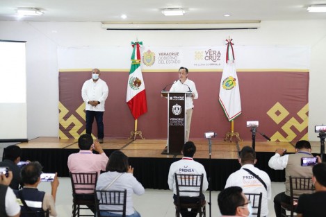 En conferencia de prensa desde Poza Rica, el Gobernador Cuitláhuac García reiteró la continuidad de la campaña<em> No hagas olas, evita la tercera</em>, al reconocer el aumento de contagios por COVID-19 y el aumento en hospitalizaciones en el estado.  