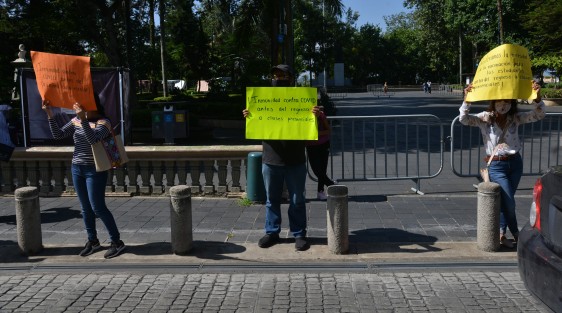 Jóvenes antorchistas salieron a exigir vacunas para el regreso a clases seguro... Seguramente cuando anduvieron en campaña apoyando a sus candidatos (tal como se ve en las redes sociales de sus líderes), se dieron cuenta que se debe seguir manteniendo la sana distancia. 