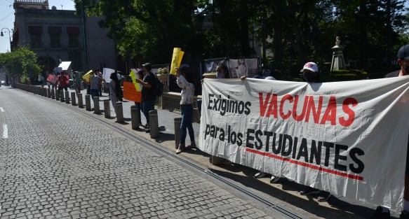 Siguiendo las instrucciones de sus líderes nacionales, jóvenes antorchistas del FERRR en Xalapa,  exigen en el centro de la capital, ser vacunados antes de regresar a clases presenciales.