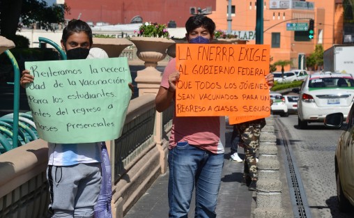 Siguiendo las instrucciones de sus líderes nacionales, jóvenes antorchistas del FERRR en Xalapa,  exigen en el centro de la capital, ser vacunados antes de regresar a clases presenciales.