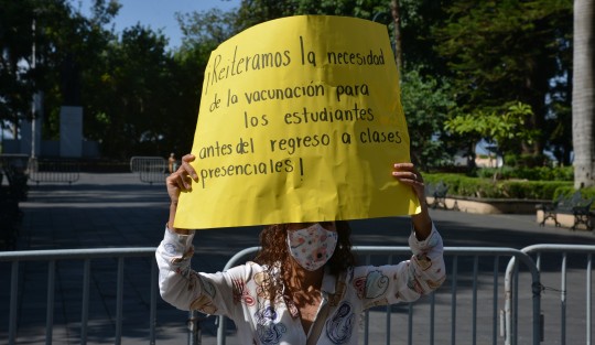 Siguiendo las instrucciones de sus líderes nacionales, jóvenes antorchistas del FERRR en Xalapa,  exigen en el centro de la capital, ser vacunados antes de regresar a clases presenciales. 