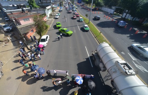 Habitantes de colonias del norte de Xalapa reaizaron bloqueo intermitente del boulevard Xalapa - Banderilla, para exigir obras de pavimentación. 