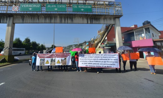 Habitantes de colonias del norte de Xalapa reaizaron bloqueo intermitente del boulevard Xalapa - Banderilla, para exigir obras de pavimentación. 