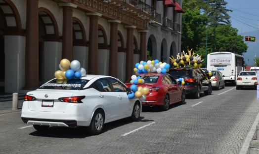 Desde hace varios días se observan en las calles  de la ciudad de Xalapa, autos adornados con motivos de graduación, ya que po segundo año la pandemia no ha permitido realizar fiestas ni ceremonias de graduación, o al menos no abiertamente.