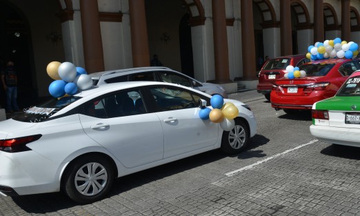 Desde hace varios días se observan en las calles  de la ciudad de Xalapa, autos adornados con motivos de graduación, ya que po segundo año la pandemia no ha permitido realizar fiestas ni ceremonias de graduación, o al menos no abiertamente.