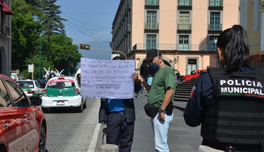 Un solitario manifestante exigió frente al Palacio de Gobierno, se acelere la entrega de apoyos federales, ya que comenta que ha habido muchos retrasos.