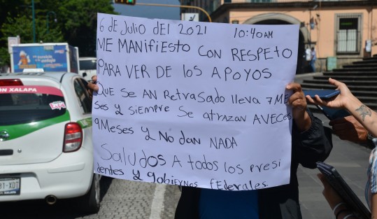 Un solitario manifestante exigió frente al Palacio de Gobierno, se acelere la entrega de apoyos federales, ya que comenta que ha habido muchos retrasos.