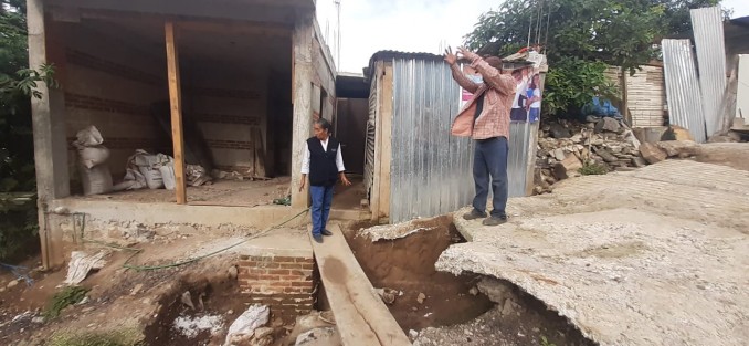La calle Lirios de la colonia Bosques de las Lomas en la ciudad de Xalapa, está destruida. La tierra se ha deslavado en varios metros, indicaron los vecinos. De acuerdo con el señor Ofelio Lorenzo Ávila, es urgente la pavimentación, pero también que el proyecto cuente con tragatormentas porque de lo contrario, se inundarán.