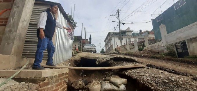 La calle Lirios de la colonia Bosques de las Lomas en la ciudad de Xalapa, está destruida. La tierra se ha deslavado en varios metros, indicaron los vecinos. De acuerdo con el señor Ofelio Lorenzo Ávila, es urgente la pavimentación, pero también que el proyecto cuente con tragatormentas porque de lo contrario, se inundarán.