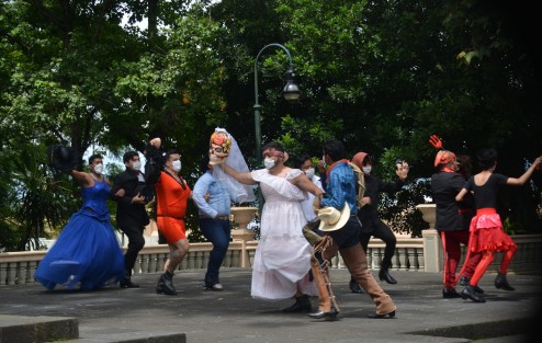En el parque Juárez de la ciudad de Xalapa realizaron un video sobre las fiestas de Xantolo, lo que no quisieron decir es que si era para promocionar la ciudad o las fiestas de día de muertos.