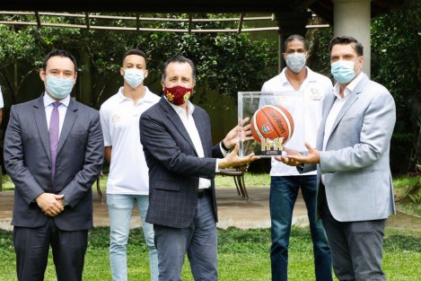 El nuevo equipo de básquetbol, Halcones de Xalapa, visitó previo a su presentación oficial, al Gobernador Cuitláhuac García. El presidente del Club, Ángel Morales Blanchet,  reconoció el apoyo del Gobernador, y del secretario de Finanzas y Planeación, José Luis Lima Franco en la concepción de este proyecto, encabezado por la iniciativa privada. 