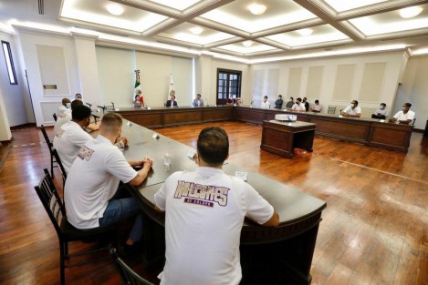 El nuevo equipo de básquetbol, Halcones de Xalapa, visitó previo a su presentación oficial, al Gobernador Cuitláhuac García. El presidente del Club, Ángel Morales Blanchet,  reconoció el apoyo del Gobernador, y del secretario de Finanzas y Planeación, José Luis Lima Franco en la concepción de este proyecto, encabezado por la iniciativa privada. 