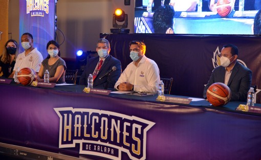 Este miércoles fue presentado oficialmente el roster del equipo de básquetebol Halcones de Xalapa, el cual iniciará su participación en la LNBP en el mes de octubre, devolviendo a la afición xalapeña el deporte ráfaga de nivel profesional.  