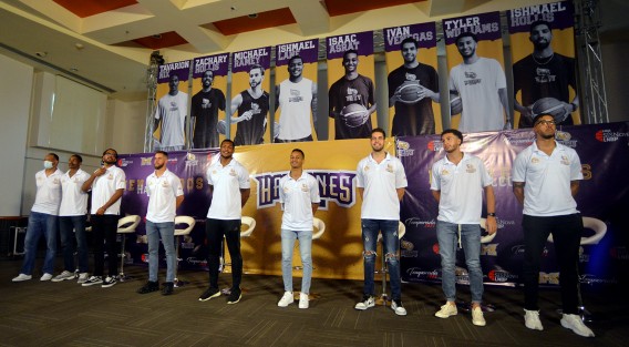 Este miércoles fue presentado oficialmente el roster del equipo de básquetebol Halcones de Xalapa, el cual iniciará su participación en la LNBP en el mes de octubre, devolviendo a la afición xalapeña el deporte ráfaga de nivel profesional.  